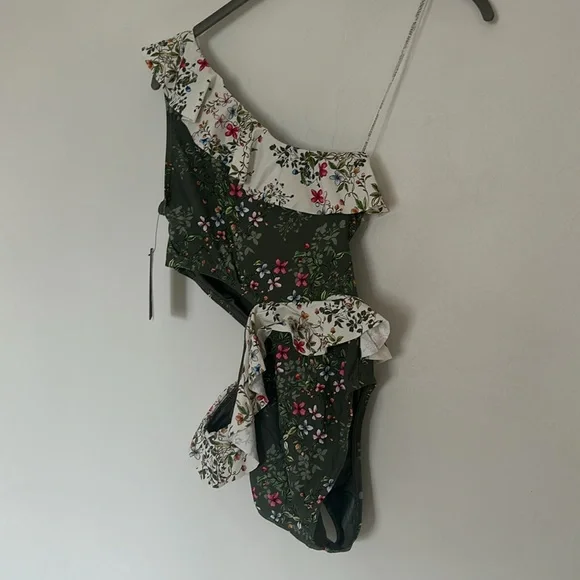 NWT Vince Camuto Piccadilly Ruffle One Shoulder Swimsuit - Picture 7 of 9